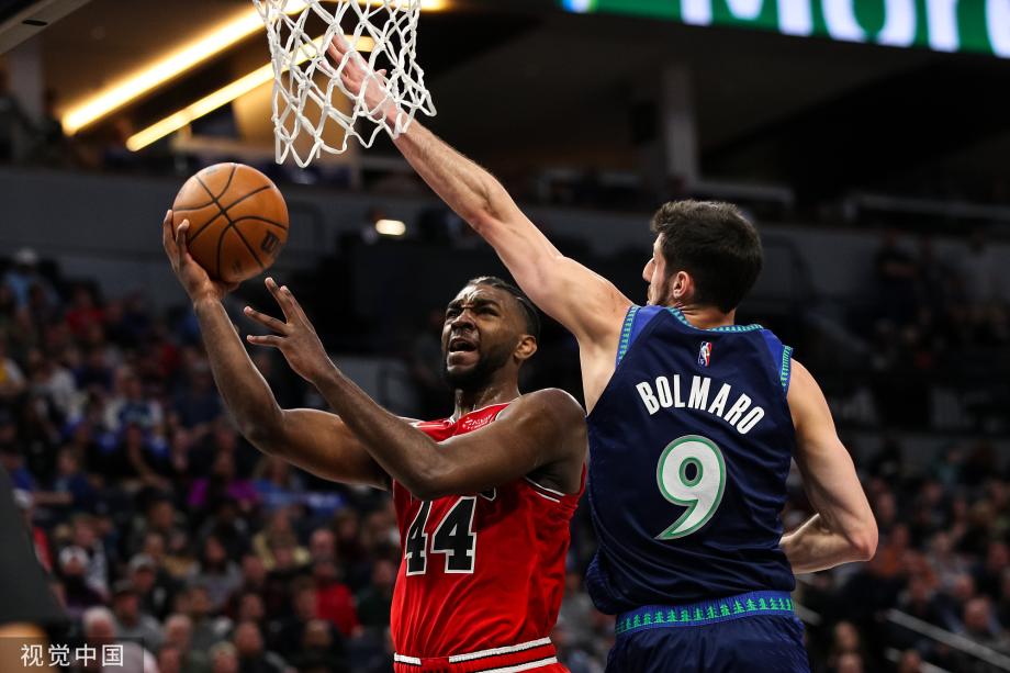 开云体育在线-莱万多夫斯基连续十二场比赛得分超过险胜，公牛不断突破！(莱万多夫斯基国家队号码)