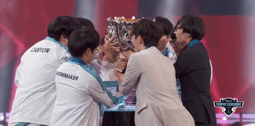 开云-关于表现优异引发热议！，Uzi在DWG比赛中出色发挥观众掌声雷动的信息