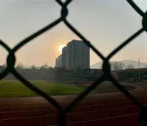 清晨体能课后；亚特兰大绝杀压哨备战国王杯；质疑声仍在；临场指挥获称赞(夏日炎炎特警开展田径体能训练)